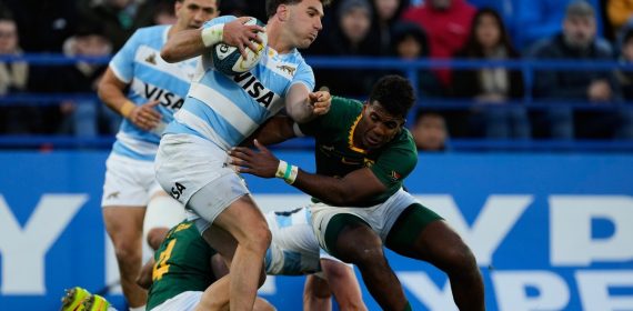 Gerónimo Prisciantelli avanza con el balón mientras lo placa el sudafricano Canan Moodie en Buenos Aires
