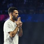 Gonçalo Ramos junta las manos en señal de agradecimiento hacia la grada en un estadio iluminado