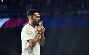 Gonçalo Ramos junta las manos en señal de agradecimiento hacia la grada en un estadio iluminado