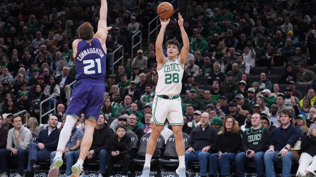Hugo González, con el dorsal 28 de los Boston Celtics, durante un partido de la NBA en Boston.