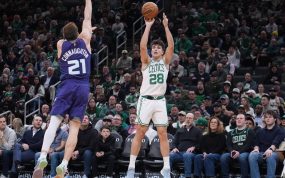 Hugo González, con el dorsal 28 de los Boston Celtics, durante un partido de la NBA en Boston.
