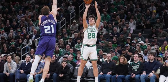 Hugo González, con el dorsal 28 de los Boston Celtics, durante un partido de la NBA en Boston.