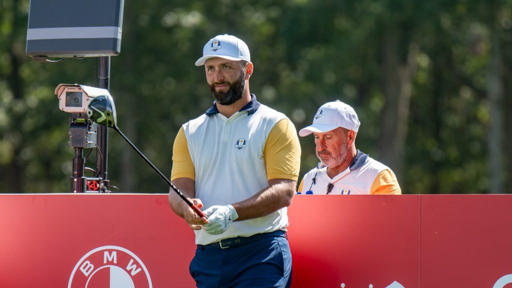 Jon Rahm sigue con la mirada la trayectoria de su golpe desde el tee durante la Ryder Cup
