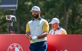 Jon Rahm sigue con la mirada la trayectoria de su golpe desde el tee durante la Ryder Cup