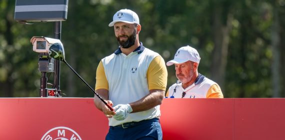 Jon Rahm sigue con la mirada la trayectoria de su golpe desde el tee durante la Ryder Cup