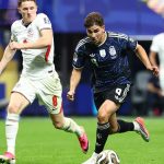 Julián Álvarez pelea el balón con el inglés Elliot Anderson en la semifinal del Mundial 2026.