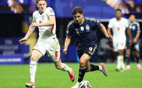 Julián Álvarez pelea el balón con el inglés Elliot Anderson en la semifinal del Mundial 2026.