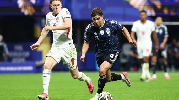 Julián Álvarez pelea el balón con el inglés Elliot Anderson en la semifinal del Mundial 2026.