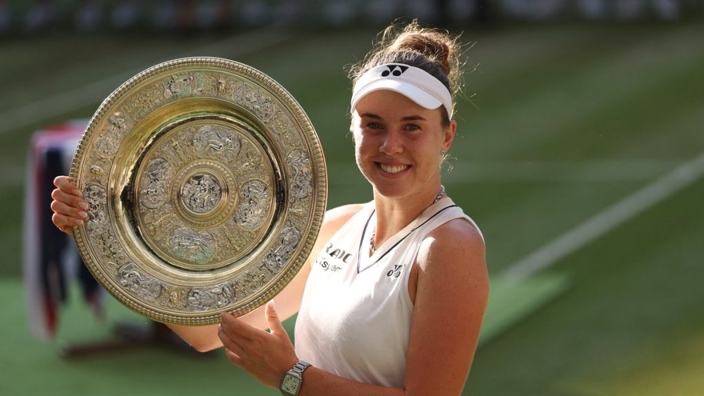 Linda Nosková sonríe con la bandeja Venus Rosewater tras ganar la final de Wimbledon ante Karolína Muchová.