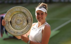 Linda Nosková sonríe con la bandeja Venus Rosewater tras ganar la final de Wimbledon ante Karolína Muchová.