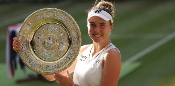 Linda Nosková sonríe con la bandeja Venus Rosewater tras ganar la final de Wimbledon ante Karolína Muchová.