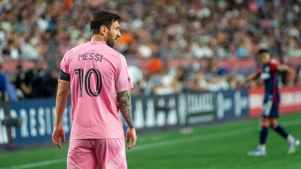 Lionel Messi, de espaldas con la camiseta rosa del Inter Miami, observa el juego durante un partido de la MLS.