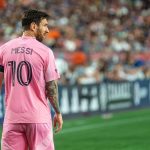 Lionel Messi, de espaldas con la camiseta rosa del Inter Miami, observa el juego durante un partido de la MLS.