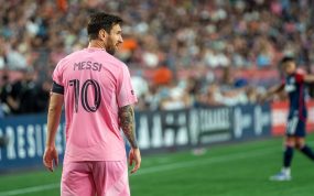 Lionel Messi, de espaldas con la camiseta rosa del Inter Miami, observa el juego durante un partido de la MLS.