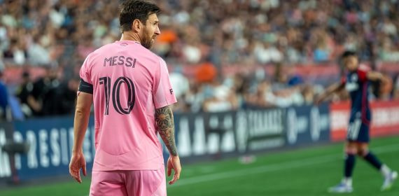 Lionel Messi, de espaldas con la camiseta rosa del Inter Miami, observa el juego durante un partido de la MLS.