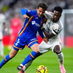 Luis Milla, del Getafe, pugna por el balón con Vinícius Júnior durante un partido de LaLiga en Madrid