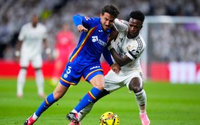 Luis Milla, del Getafe, pugna por el balón con Vinícius Júnior durante un partido de LaLiga en Madrid