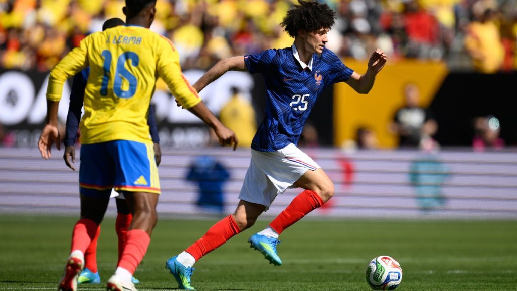 Maghnes Akliouche conduce el balón ante Colombia en un amistoso de la selección francesa.