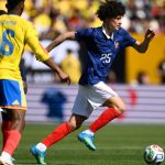 Maghnes Akliouche conduce el balón ante Colombia en un amistoso de la selección francesa.