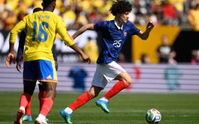 Maghnes Akliouche conduce el balón ante Colombia en un amistoso de la selección francesa.