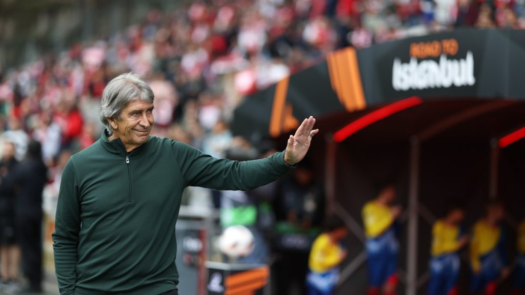 Manuel Pellegrini saluda desde la banda antes del partido del Betis en Braga por la Europa League