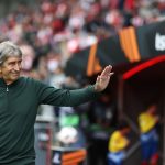 Manuel Pellegrini saluda desde la banda antes del partido del Betis en Braga por la Europa League