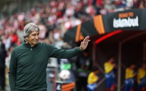 Manuel Pellegrini saluda desde la banda antes del partido del Betis en Braga por la Europa League