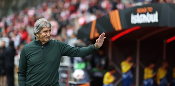 Manuel Pellegrini saluda desde la banda antes del partido del Betis en Braga por la Europa League