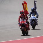 Marc Márquez y Álex Márquez celebran con banderas sobre sus motos tras la carrera del GP de Aragón