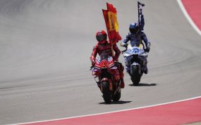 Marc Márquez y Álex Márquez celebran con banderas sobre sus motos tras la carrera del GP de Aragón