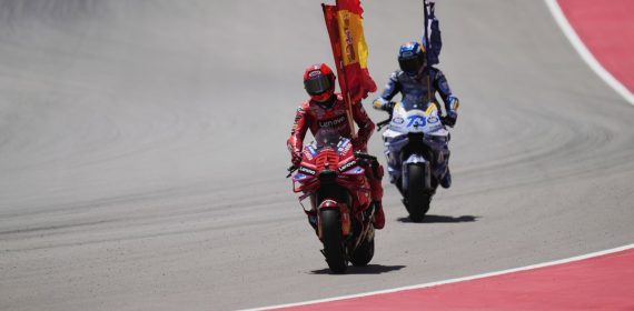 Marc Márquez y Álex Márquez celebran con banderas sobre sus motos tras la carrera del GP de Aragón