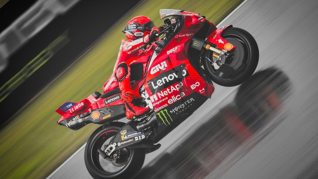Marc Márquez pilota la Ducati Lenovo levantando la rueda delantera en el Gran Premio de Brno 2025