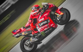 Marc Márquez pilota la Ducati Lenovo levantando la rueda delantera en el Gran Premio de Brno 2025