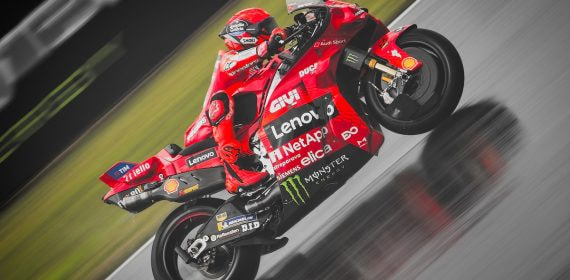 Marc Márquez pilota la Ducati Lenovo levantando la rueda delantera en el Gran Premio de Brno 2025