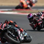 Marco Bezzecchi inclina su Aprilia en una curva del circuito de Silverstone durante la carrera de MotoGP.