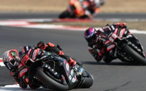 Marco Bezzecchi inclina su Aprilia en una curva del circuito de Silverstone durante la carrera de MotoGP.