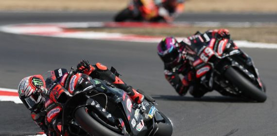 Marco Bezzecchi inclina su Aprilia en una curva del circuito de Silverstone durante la carrera de MotoGP.