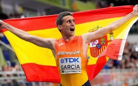 Mariano García celebra con la bandera de España tras ganar el 1.500 en el Mundial indoor de Toruń 2026