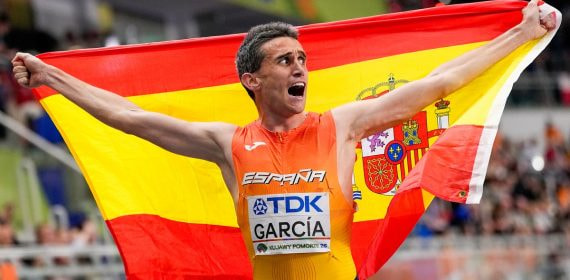 Mariano García celebra con la bandera de España tras ganar el 1.500 en el Mundial indoor de Toruń 2026