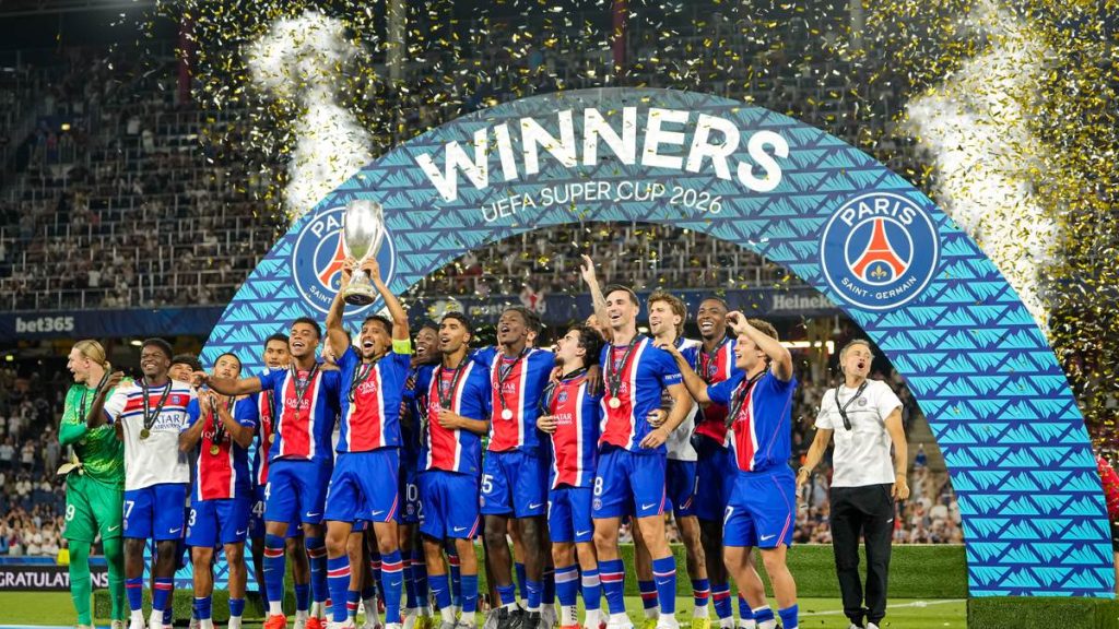 Marquinhos levanta el trofeo de la Supercopa de Europa rodeado por sus compañeros del PSG en Salzburgo