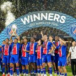 Marquinhos levanta el trofeo de la Supercopa de Europa rodeado por sus compañeros del PSG en Salzburgo