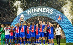 Marquinhos levanta el trofeo de la Supercopa de Europa rodeado por sus compañeros del PSG en Salzburgo