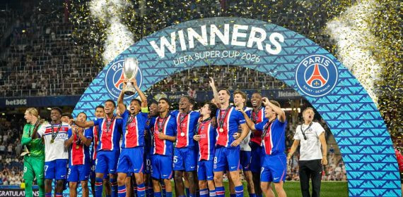 Marquinhos levanta el trofeo de la Supercopa de Europa rodeado por sus compañeros del PSG en Salzburgo