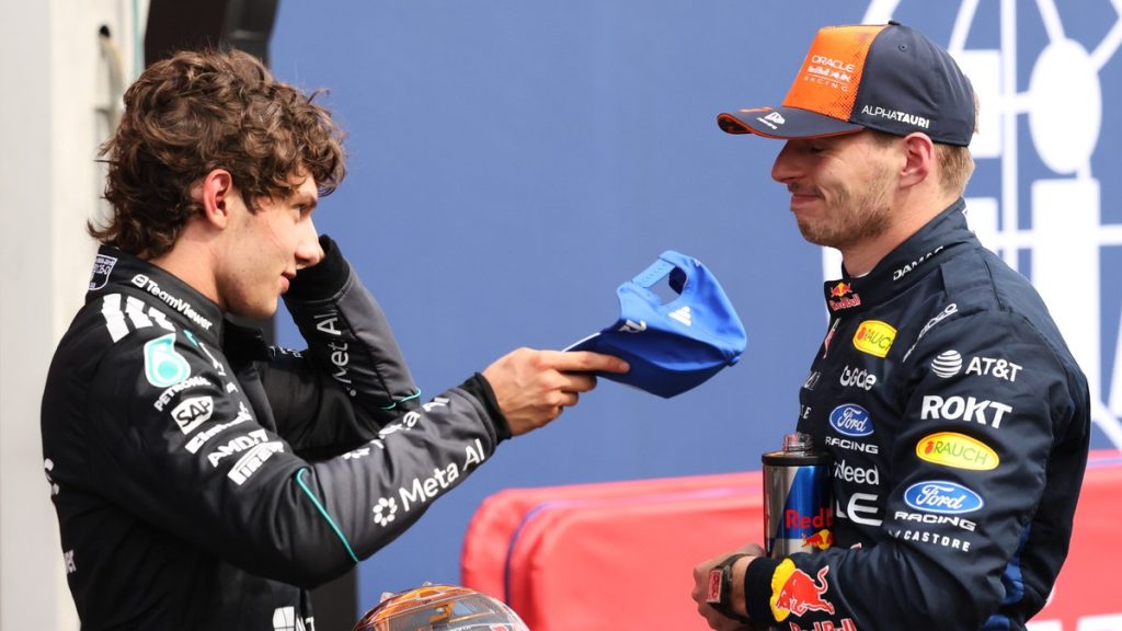 Kimi Antonelli entrega su gorra a Max Verstappen tras el Gran Premio de Bélgica de 2026 en Spa-Francorchamps