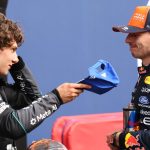 Kimi Antonelli entrega su gorra a Max Verstappen tras el Gran Premio de Bélgica de 2026 en Spa-Francorchamps