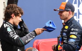 Kimi Antonelli entrega su gorra a Max Verstappen tras el Gran Premio de Bélgica de 2026 en Spa-Francorchamps
