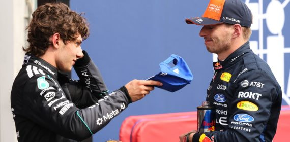 Kimi Antonelli entrega su gorra a Max Verstappen tras el Gran Premio de Bélgica de 2026 en Spa-Francorchamps