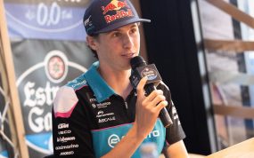 Máximo Quiles responde a los periodistas con la equipación de su equipo en el GP de Alemania.