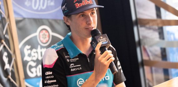 Máximo Quiles responde a los periodistas con la equipación de su equipo en el GP de Alemania.