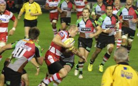 Mike Tindall avanza con el balón en un partido del Gloucester frente a los Harlequins.